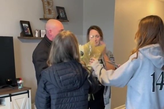 Giúp chồng cũ cầu hôn bạn gái mới, người phụ nữ được dân tình tán dương