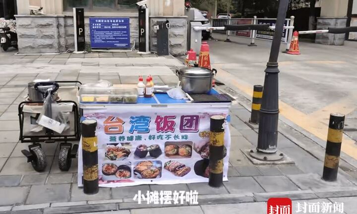 Cô gái thất nghiệp 3 tháng dựng sạp bán đồ ăn, chỉ vài ngày sau đã khóc lóc suy sụp