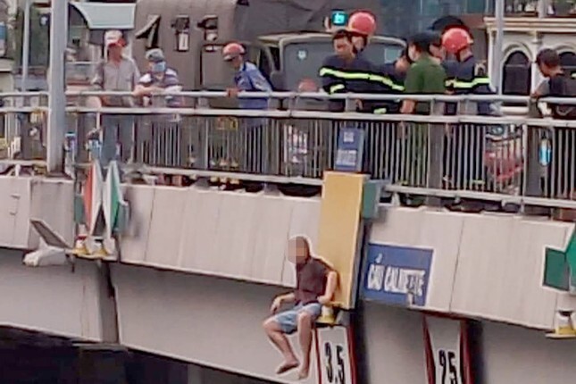 TP.HCM: Giải cứu người đàn ông có ý định nhảy cầu Calmette