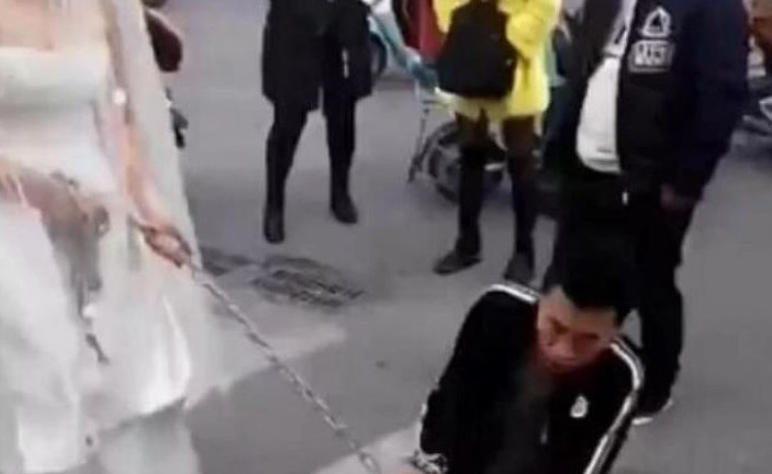 Cô dâu kéo lê chú rể giữa phố, nguyên nhân khiến tất cả bất ngờ