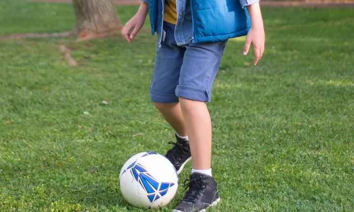 Thiếu niên bị liệt mềm tứ chi sau khi chơi bóng đá