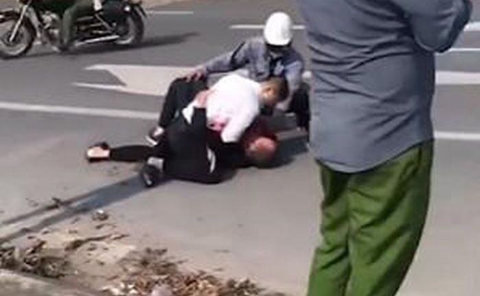 Kỷ luật cán bộ công an “mặc kệ” tài xế taxi bị trọng thương vật lộn khống chế cướp ở Hà Nội