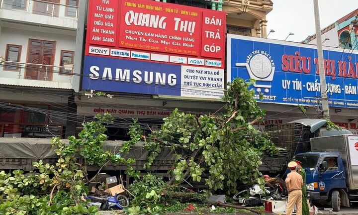 Tài xế container “bẻ lái” cứu 2 người không vi phạm tốc độ