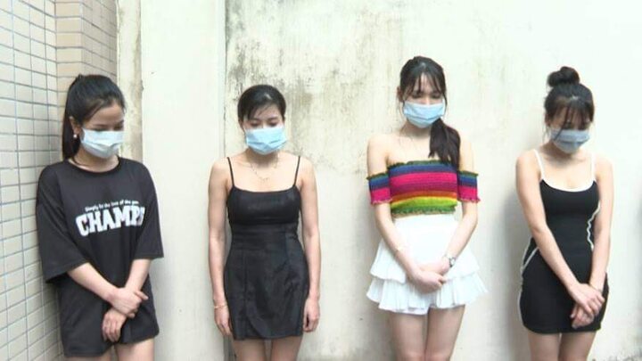 Hà Nội: Phát hiện 20 nữ tiếp viên ăn mặc “mát mẻ” thác loạn cùng “quý ông” trong quán karaoke “chui”