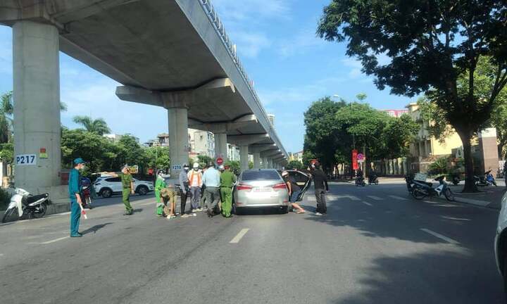 Hà Nội: Không dừng xe máy kiểm tra COVID-19, thanh niên tông gục Thượng uý cảnh sát