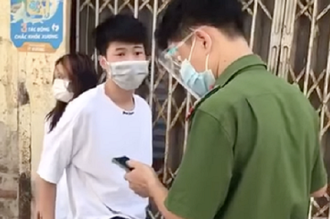 Hà Nội: Xử phạt thiếu niên chửi bới, xúc phạm công an khi bị kiểm tra giấy tờ