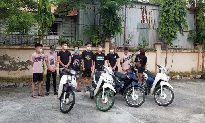 Hà Nội: Tóm gọn 9 thanh niên nam nữ phóng xe máy “thông chốt” COVID-19