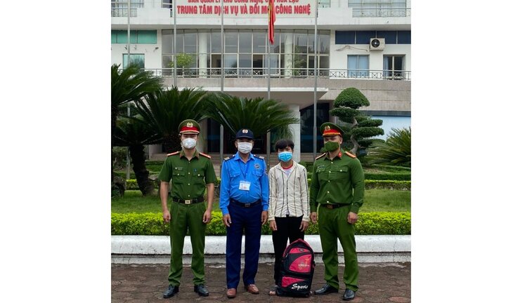 Hà Nội: Đi bộ từ Thạch Thất về Lào Cai, thiếu niên 17 tuổi được công an và người dân giúp đỡ