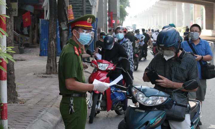 Công an Hà Nội chốt phương án cấp giấy đi đường