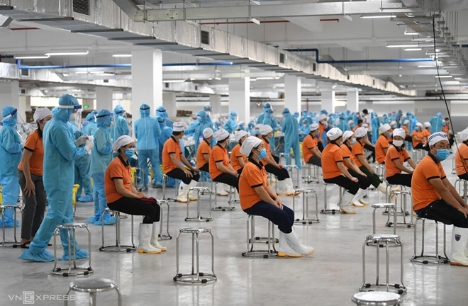Người Hà Nội tiêm đủ vắc xin COVID-19 mong mỏi được đi làm, buôn bán
