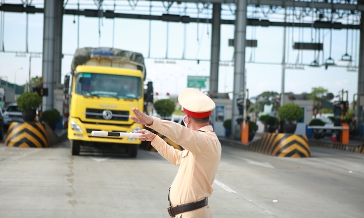 Công an Hà Nội nói gì về việc chưa bỏ 22 chốt kiểm soát người ra vào?