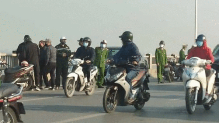 Hà Nội: Người phụ nữ xinh đẹp bỏ ô tô Camry trên cầu Vĩnh Tuy nhảy xuống sông Hồng