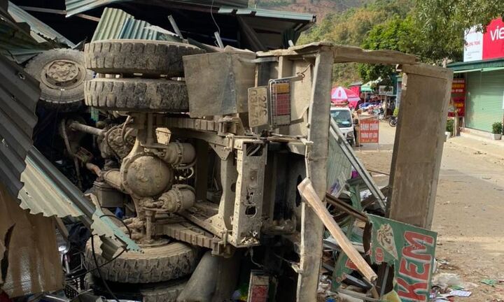 Xác định danh tính các nạn nhân vụ xe tải lao vào nhà dân ở Điện Biên