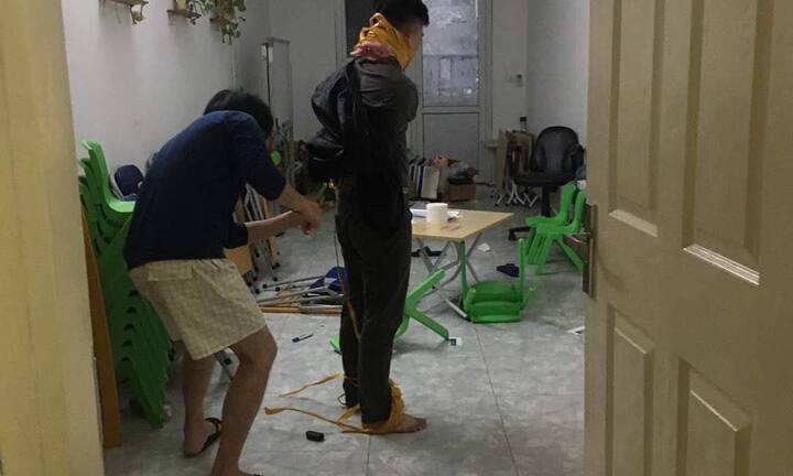 Hà Nội: Nghi vấn 3 kẻ lạ mặt xông vào căn hộ chung cư xịt hơi cay, trói chủ nhà cướp điện thoại