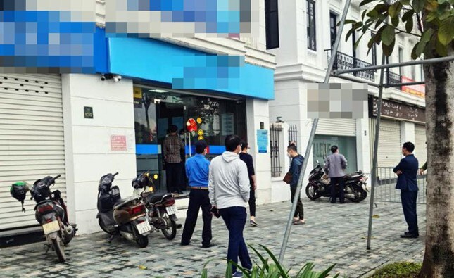 Hà Nội: Truy bắt nghi phạm khống chế nhân viên ,cướp hàng ngân hàng
