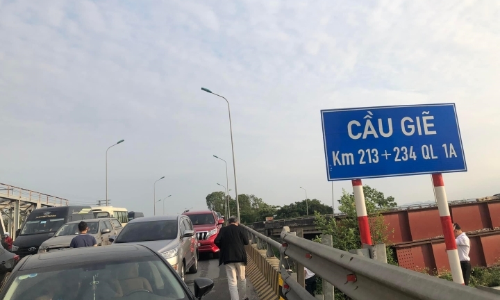 Tai nạn liên hoàn trên cao tốc Pháp Vân, đường về Hà Nội ùn tắc khiến tài xế ngao ngán