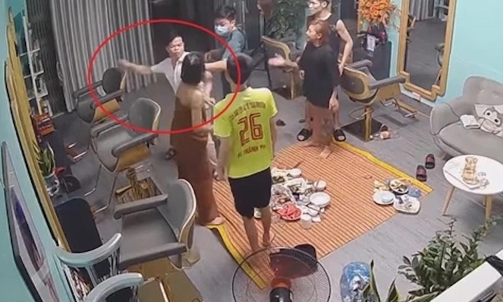 Đình chỉ Phó trưởng Công an phường ở Cao Bằng đánh phụ nữ tại quán cắt tóc