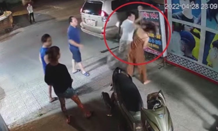 Bác sĩ đi cùng Phó trưởng công an phường ở Cao Bằng vào tiệm tóc đánh phụ nữ là ai?