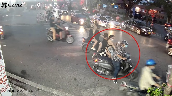 Hà Nội: Truy xét nam thanh niên sàm sỡ cô gái giữa phố
