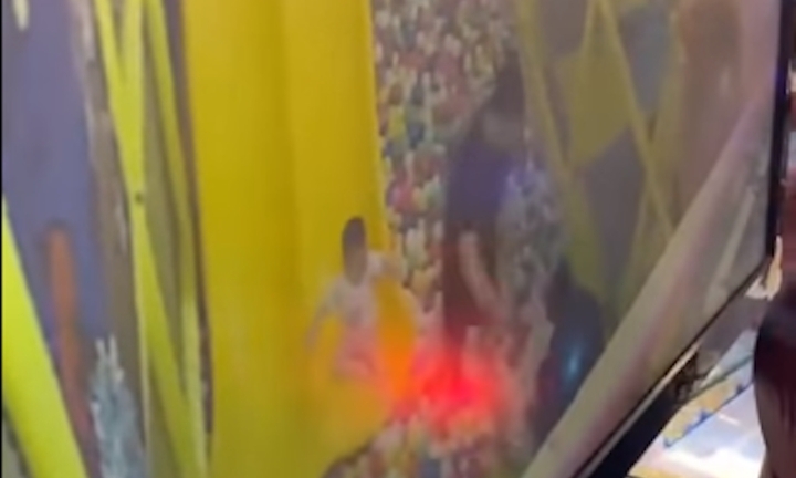 Xác minh vụ bé gái 4 tuổi bị đánh ở khu vui chơi