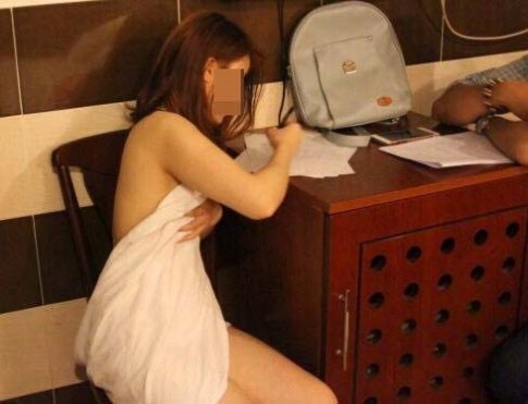 Được môi giới, 2 nữ nhân viên massage bán dâm cho khách với giá 2 triệu đồng