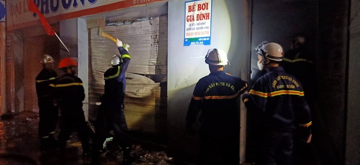 Hà Nội: Cảnh sát PCCC phá cửa cuốn cứu gia đình 4 người tại đám cháy nhà dân