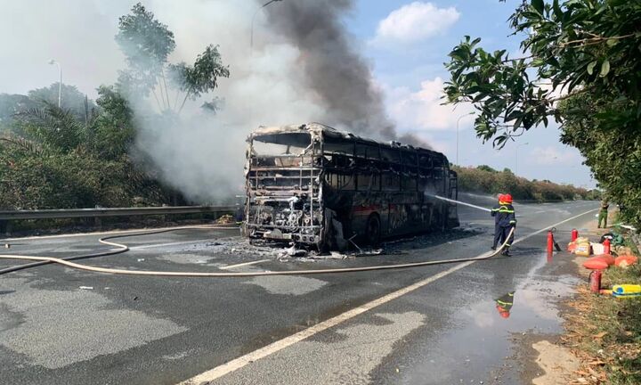 Hà Nội: Ô tô khách cháy ngùn ngụt trên trên Đại lộ Thăng Long  