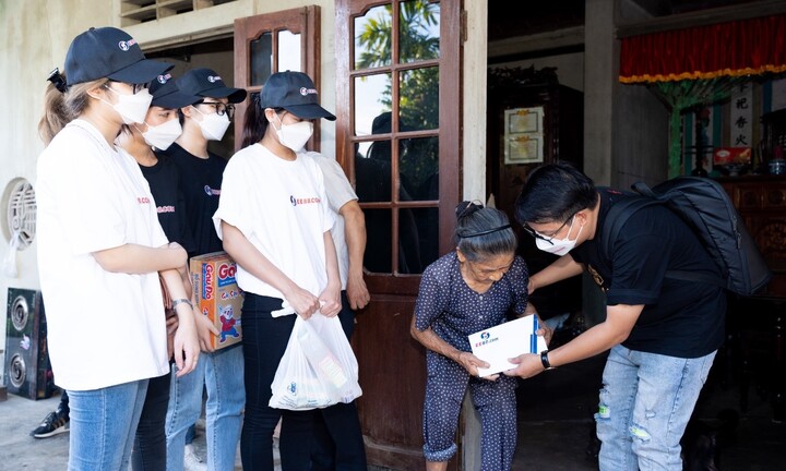 Hoạt động ý nghĩa của hội fan Manchester United nhân dịp kỷ niệm 75 năm ngày Thương binh liệt sỹ