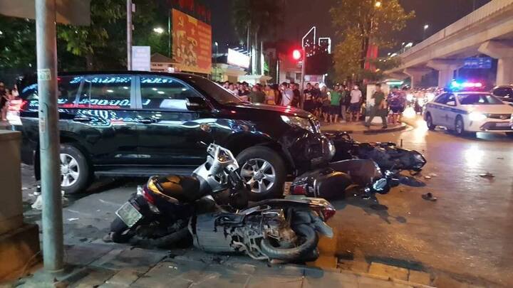 Nguyên nhân ban đầu vụ 4 ôtô tông liên hoàn loạt xe máy ở Hà Nội