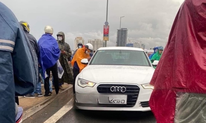 Hà Nội: Nghi vấn người đàn ông bỏ lại xe Audi  cùng lá thư tuyệt mệnh rồi nhảy cầu Nhật Tân
