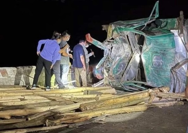 Ôtô tải chở cây keo tông xe máy, 6 người thương vong
