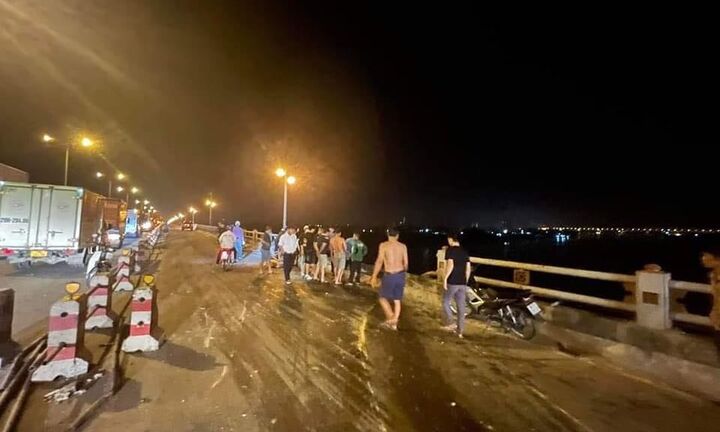 Xe tải húc bay lan can cầu Thanh Trì, lao xuống sông Hồng