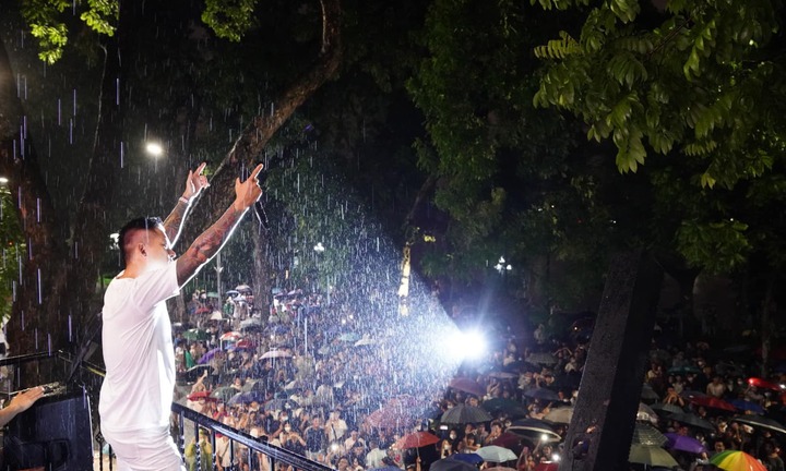 Xem xét xử phạt ca sĩ Tuấn Hưng vì tổ chức liveshow ở ban công