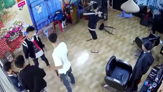 Xác minh vụ nhóm thanh niên bị đánh trọng thương ở tiệm cắt tóc