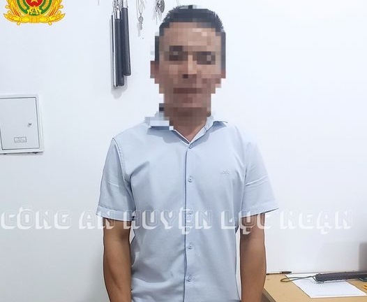 Mâu thuẫn tình cảm, người đàn ông in ảnh nhạy cảm của bạn gái rải khắp nơi