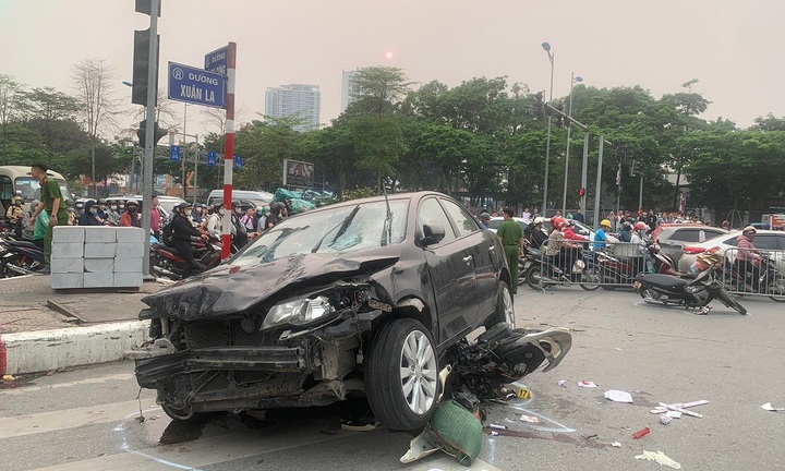 Hiện trường vụ ôtô tông liên hoàn xe máy ở Hà Nội