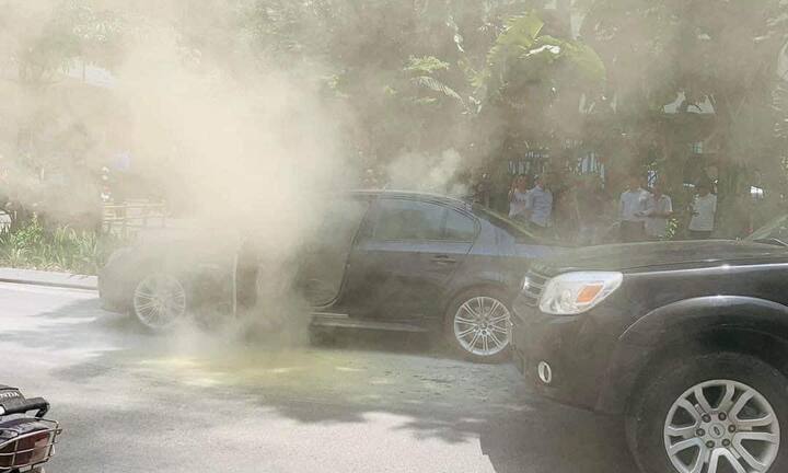 Xe BMW bốc cháy dữ dội giữa trưa nắng nóng ở Hà Nội