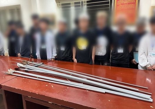 Mâu thuẫn trên mạng xã hội, 2 nhóm thanh thiếu niên mang hung khí đi hỗn chiến