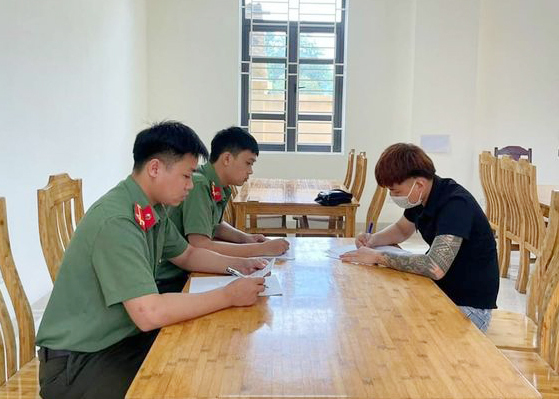 Mặc trang phục CAND để “câu like’’ trên mạng, chủ quán cắt tóc bị xử phạt