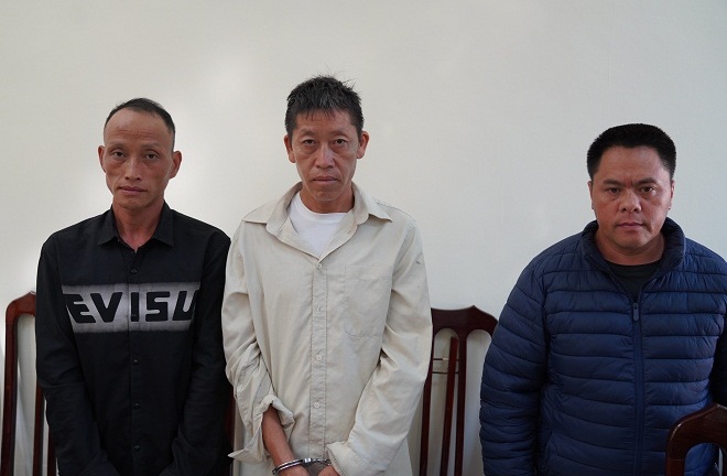 Cần tiền tiêu xài, anh trai bán em gái ruột sang biên giới