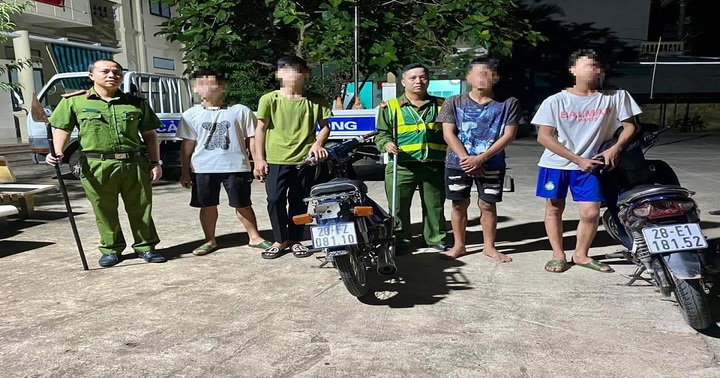 Ngăn chặn nhóm thanh, thiếu niên say rượu điều khiển mô tô cầm theo hung khí 