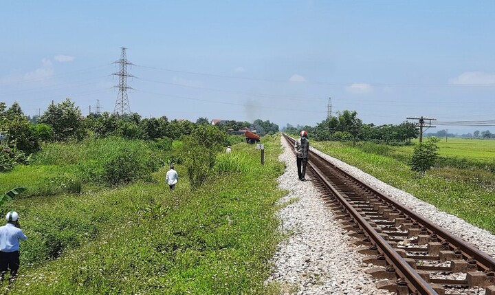 Vụ mẹ ôm xác con gái 7 tuổi lên nằm trên đường tàu: 2 vợ chồng đều bị trầm cảm