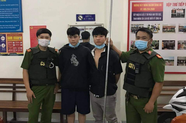 Cảnh sát 113 Đà Nẵng nổ súng trấn áp nhóm thiếu niên mang dao phóng lợn đi 