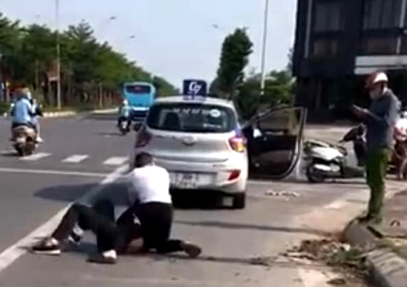 Tài xế taxi vật lộn với tên cướp ở Hà Nội tiết lộ về tin nhắn
