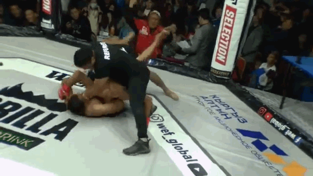 Video: Võ sĩ MMA bất ngờ bị trọng tài bóp cổ vì lý do không ngờ