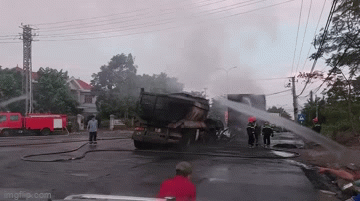 Sau cú va chạm kinh hoàng, container chở giấy và xe đầu kéo chở than bốc cháy ngùn ngụt