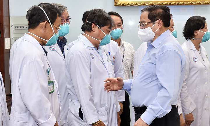 Thủ tướng Phạm Minh Chính gửi thư khen những 'chiến sĩ áo trắng' ở tuyến đầu chống dịch