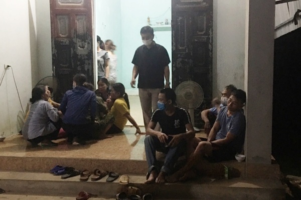 Bố mẹ gục ngã phát hiện thi thể 2 con dưới ao nước