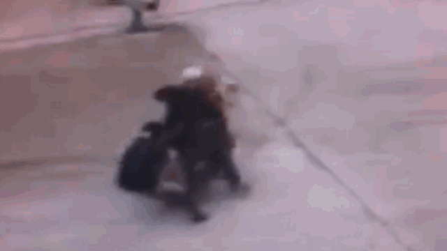 Video: Giằng co với tên cướp túi xách, người phụ nữ bị kéo lê cả trăm mét