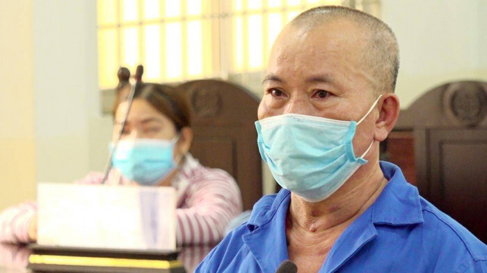 Hiếp dâm bé gái đáng tuổi cháu nội rồi cho 2.000 đồng, 
